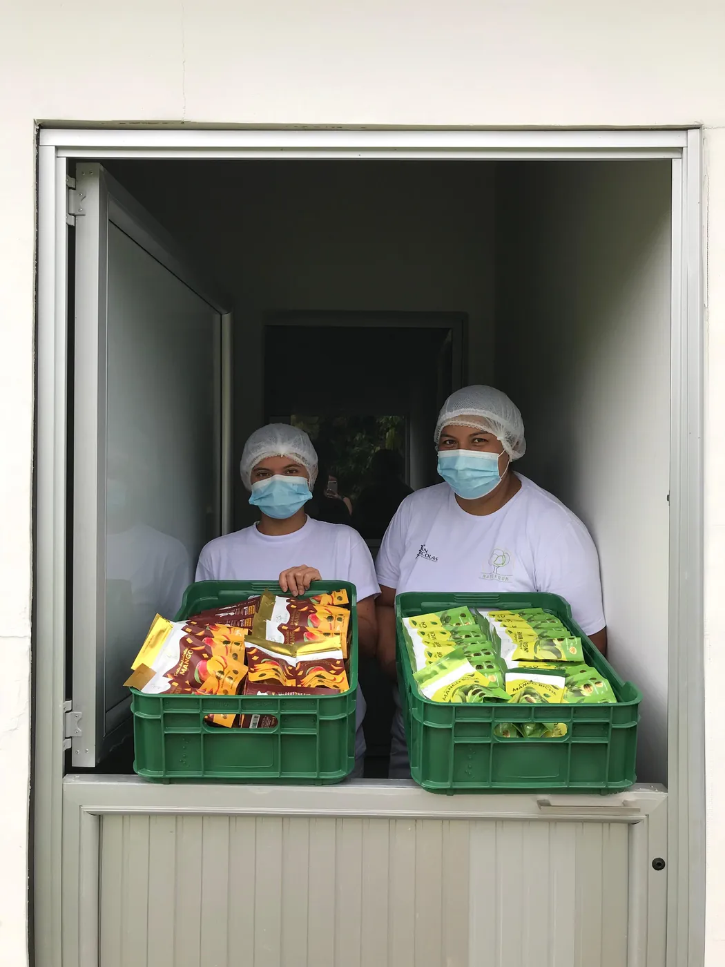 Equipo de Natufrum con canastas llenas de producto