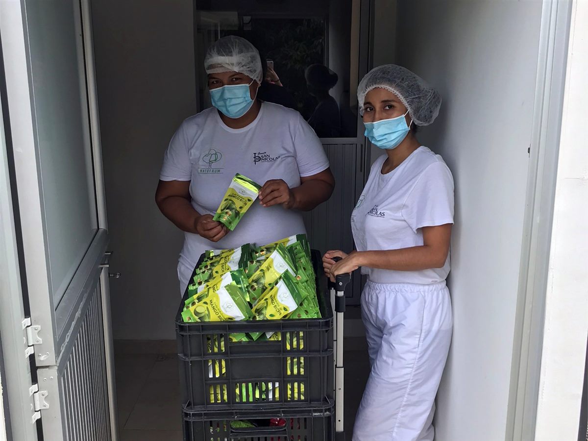 Equipo de Natufrum con bolsas empacadas